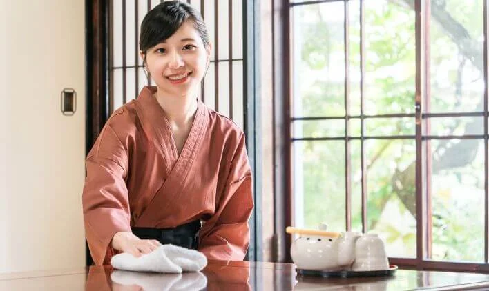 仲居｜和のおもてなしを学べる人気の接客職のイメージ
