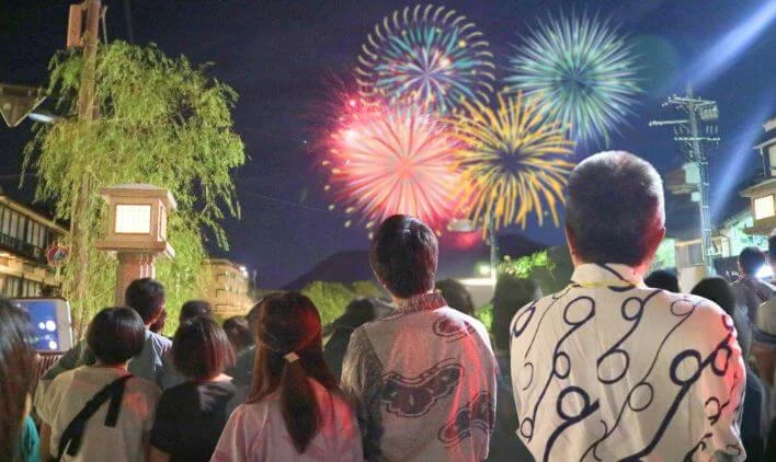 夏：海と祭りでにぎわうエネルギッシュな季節のイメージ