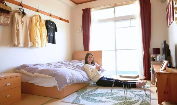 住み込み勤務のメリットと注意点のイメージ