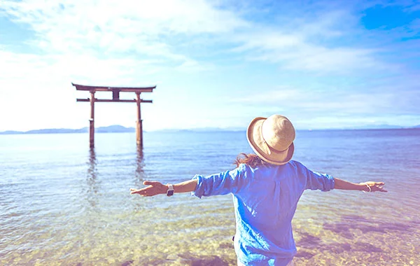 御宿自慢の温泉に毎日入れます♨滋賀県おごと温泉の純和風宿でフロントのお仕事です【食事手当て毎月3万円！】