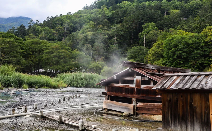 源泉かけ流しの温泉が魅力✨ ＼仕事終わりは温泉でリフレッシュ／癒しの毎日×個室寮完備の人気リゾートバイト！