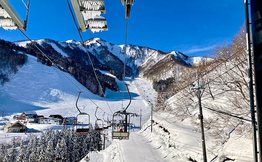 苗場エリア唯一の温泉旅館でスキー場特典満載のリゾートバイト✨毎日温泉にも入れる特典付き◎
