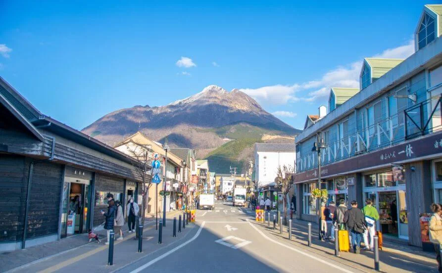 ＼個室にトイレ・お風呂付／大人気湯布院でリゾートバイト✨人気の通し勤務！食費無料です😋