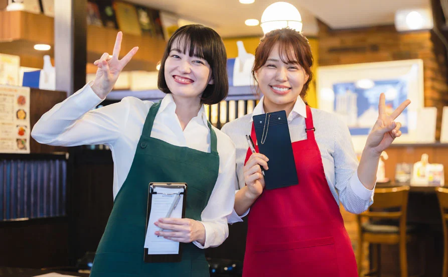 通い勤務【飲食店でホール担当】賄い付きで人気の通しシフトなのも嬉しいポイント！