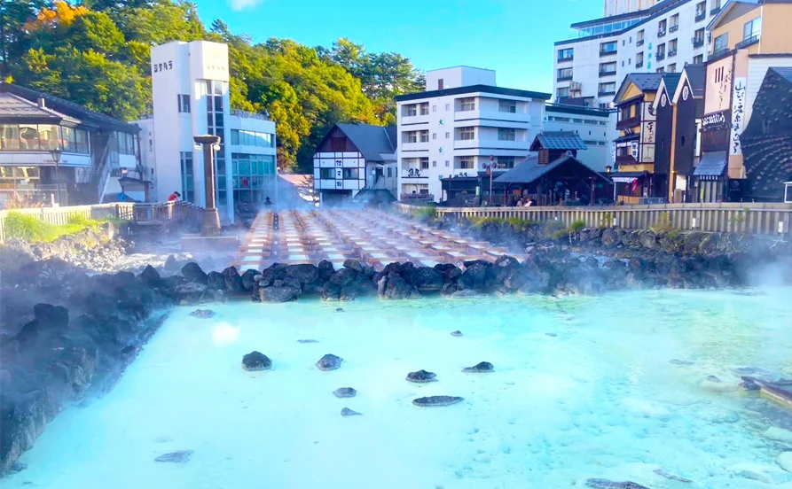 ＼稼ぎたい人必見！／紅葉と湯けむりのコラボ✨秋の草津温泉で住み込みバイト《人間関係良好》《通し勤務》