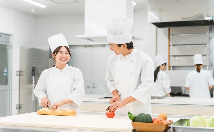 ＼未経験の方大歓迎！／【食事提供あり☆】バイキングの料理が食べられる😋食事が人気のホテル求人！満了率高い◎
