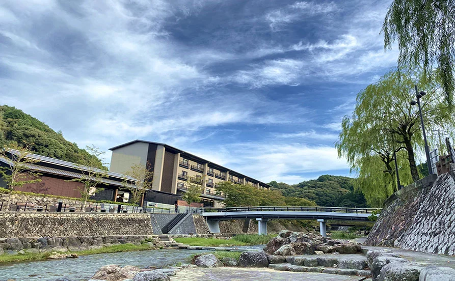 【川のほとりに佇む高級旅館】友人同士・カップルでの応募可能！寮費無料×個室タイプ