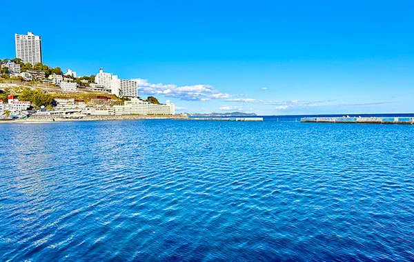＼毎日温泉に入れる♨／周辺環境もGood👍人気エリアの熱海でナイトフロントの募集です！