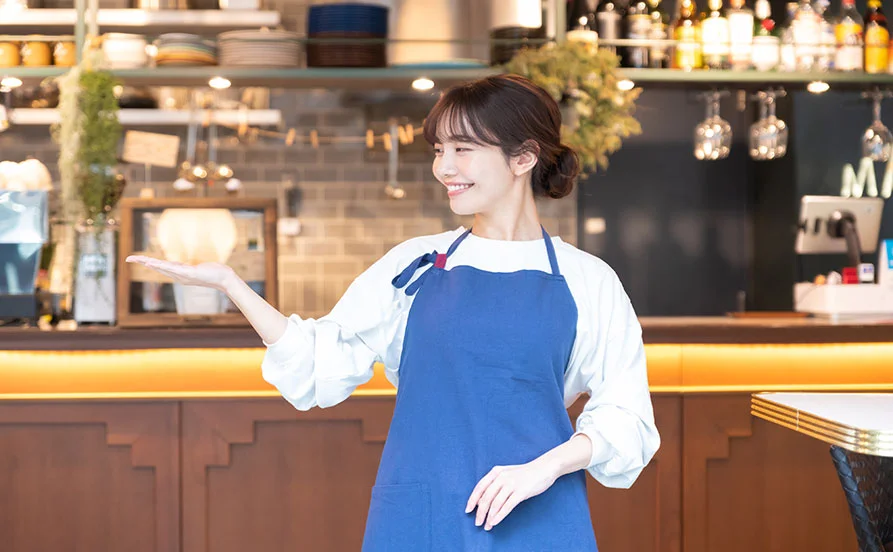 ＼満了率高めで安心／犬と触れ合えるカフェスタッフ♪自転車貸出あり×通しシフトで快適勤務！