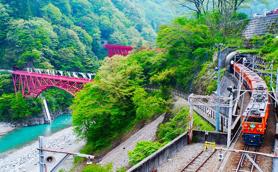 【富山県】宇奈月温泉の温泉旅館でホールのお仕事♢館内の大浴場利用可能🙌寮費・食費無料！