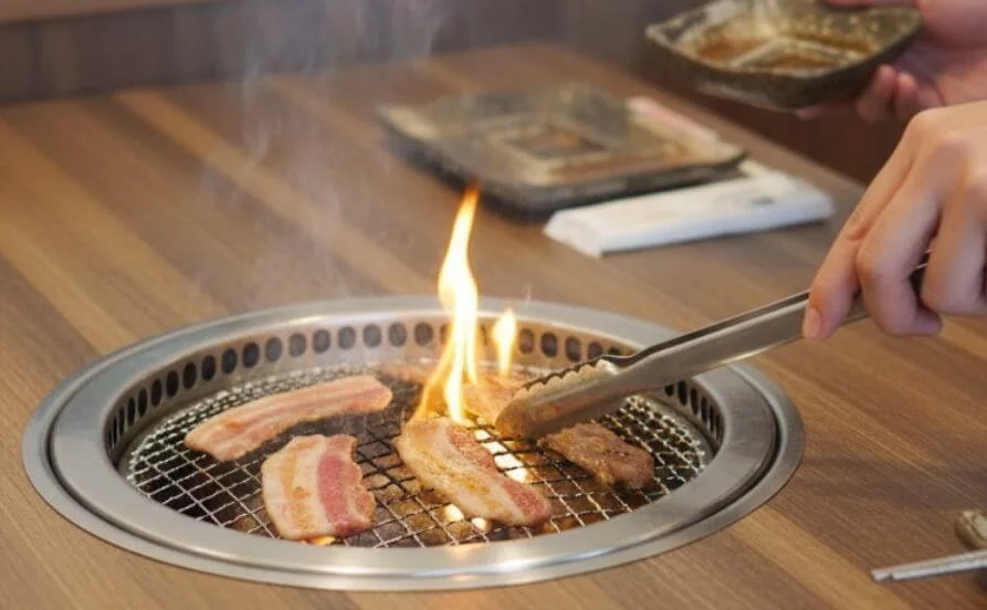 お風呂やトイレがそろった完全個室寮✨憧れの沖縄で気軽な一人暮らし気分♪人気焼き肉店でのお仕事🔰未経験の方も大歓迎🔰食事は1食250円と破格！