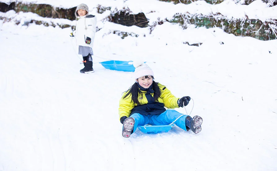 ＼子ども好き歓迎／八ヶ岳で冬のリゾートバイト♪レアなスキーレッスンサポート！未経験者も歓迎です😊👍身だしなみ自由！