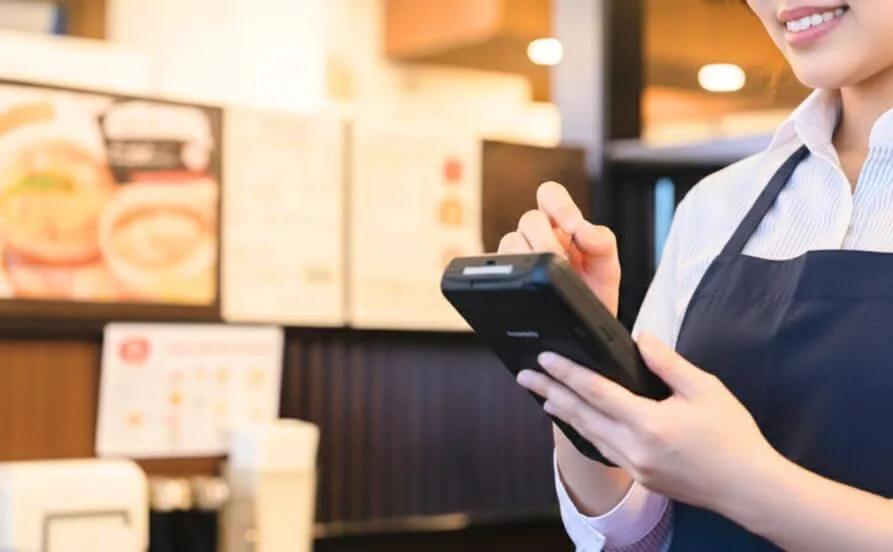 【通い案件】髪色相談OK！自分らしく働けます。人気の飲食店でリゾートバイト！阪急梅田駅から徒歩5分✨