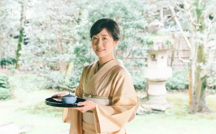 ＼高時給1,700円🔥／お着物を着てリゾートバイト✨神戸へ電車で30分とアクセス◎お仕事の後には温泉にも入れます♨