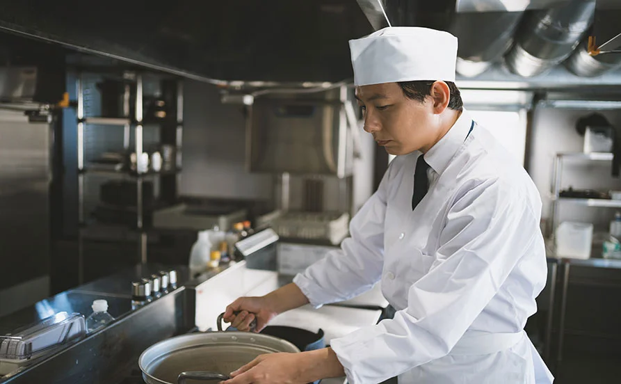 【温泉街ど真ん中】老舗旅館の厨房で働こう♪ 個室寮×Wi-Fi完備×温泉入浴OKの人気案件！