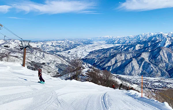 ＼スキー場の中のホテル❄／寮費・食費無料の寮個室タイプ💕特典には無料リフト券も！