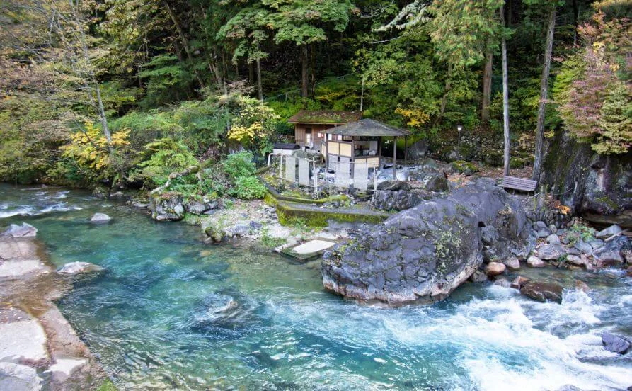 【温泉に入れるリゾートバイト】個室寮＆食事提供あり◎自然豊かなロケーションでリフレッシュ✨