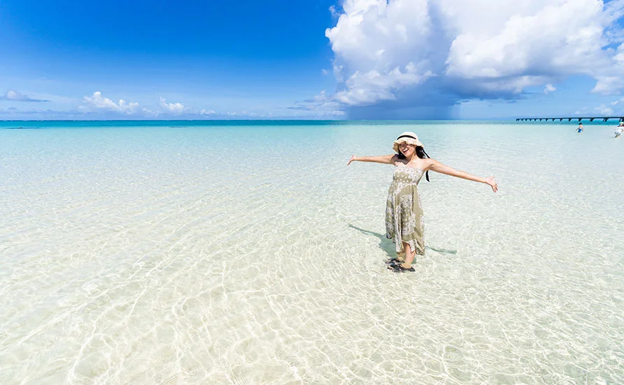 ＼3月／海開きにピッタリ♪沖縄で最も美しいビーチに佇む大型リゾートホテルでリゾートバイト！駐車場が無料なので車持ち込みもOK👌