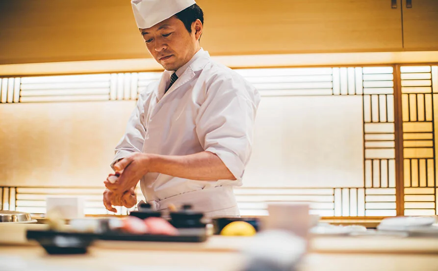 高時給×通し勤務×スキー特典付き【好条件求人✨】越後湯沢駅構内の回転寿司屋さんで寿司職人の募集