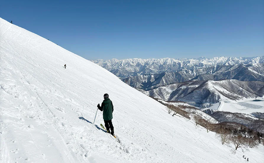\スキースノボ用品無料/食事も2食(昼・夜)提供アリ!食費無料✨【無料リフト券付き】