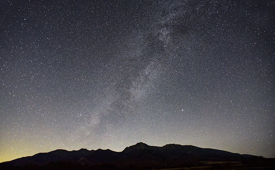 ＼夜は星空、昼は自然に囲まれて✨／【徒歩0分の館内寮】通勤楽々！ 食事3食提供あり♪