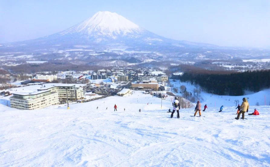 北海道 パウダースノーのゲレンデ！ニセコスキー場でチケット販売のお仕事です♪