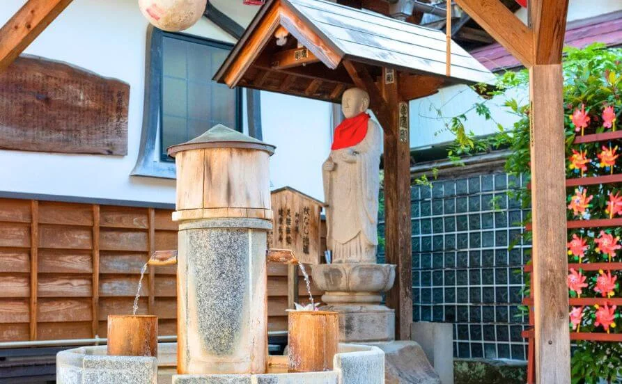 9月スタート✨経験を活かして高時給リゾートバイト！小さな名探偵の記念館までバスで約1時間【快適個室寮！】食費支給もあり