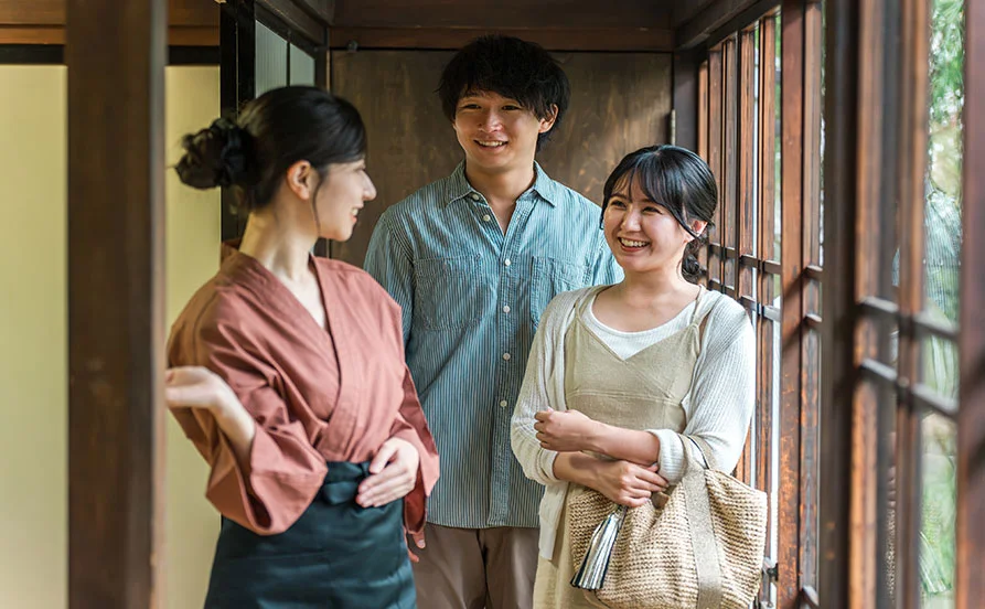 ＼語学力を活かしたい方必見／宿泊客の9割が外国人の人気旅館✨和モダンな小規模旅館でリゾートバイトしませんか？【飛騨高山】