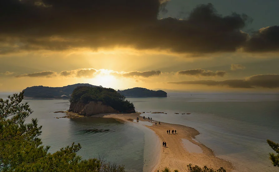 香川県🌴小豆島《スタッフ特典が豊富😊》全室オーシャンビュー✨絶景リゾートホテルで住み込みバイト／自転車貸し出し有／温泉入れる