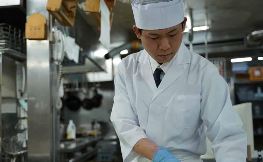 通し勤務案件！地元の食材にこだわったお料理を作る調理補助のお仕事《9月中の採用で2万円のボーナス支給あり》