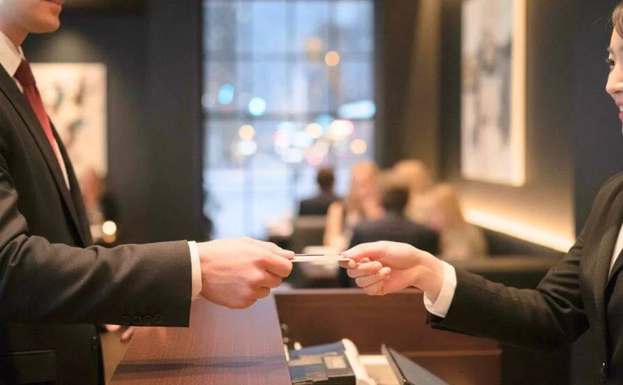 冬のニセコはまるで語学留学！バイリンガルやトリリンガルのスタッフさんが多数在籍するホテルのイタリアンレストランが職場です♪