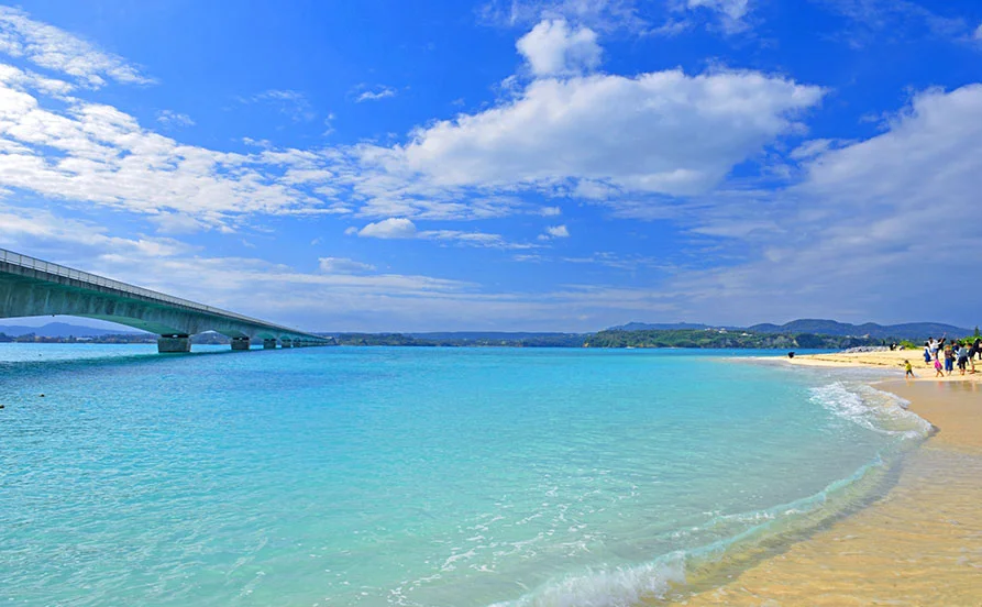 ＼ビーチは寮から徒歩1分／海開きシーズン到来♪リゾートバイトで非日常を満喫しませんか？《人気エリア☆沖縄本島 》
