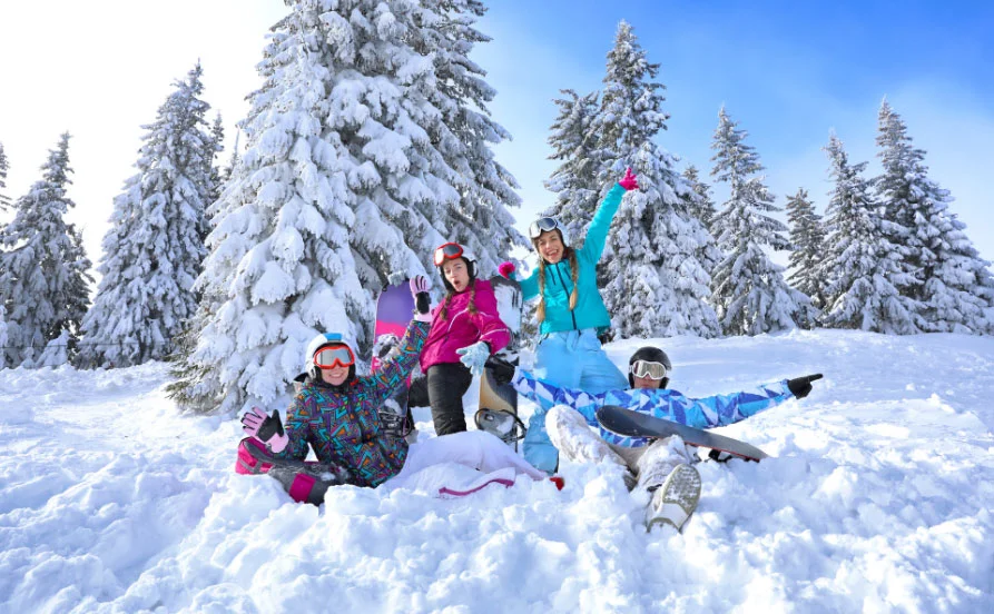 ゲレンデを整える圧雪スタッフ募集《新潟☆苗場》通し勤務で働きやすく！ リフト券付き特典も嬉しい♪