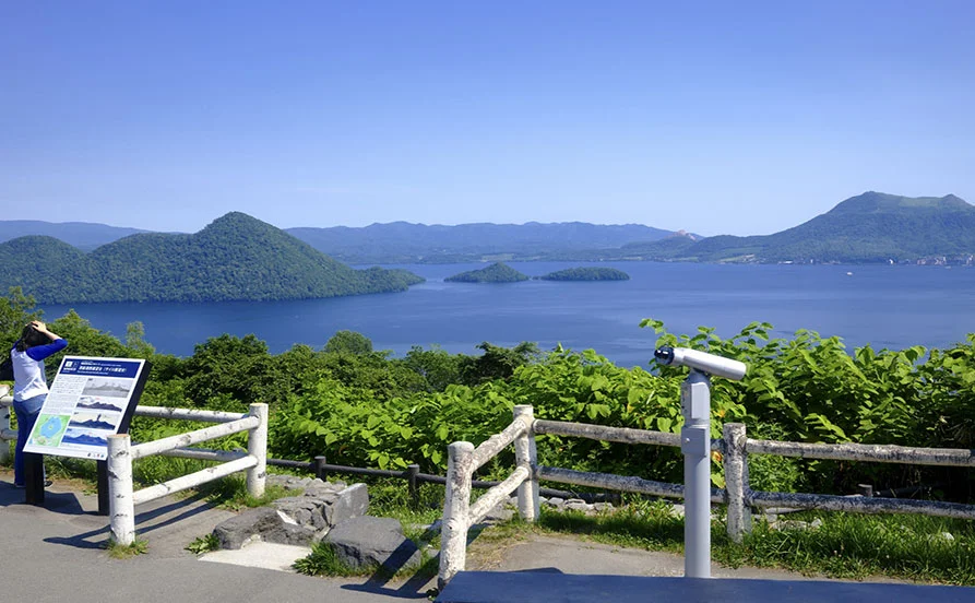 ＼絶景×高待遇／洞爺湖ビュー温泉宿でリゾートバイト♪寮費・食費無料×未経験OK