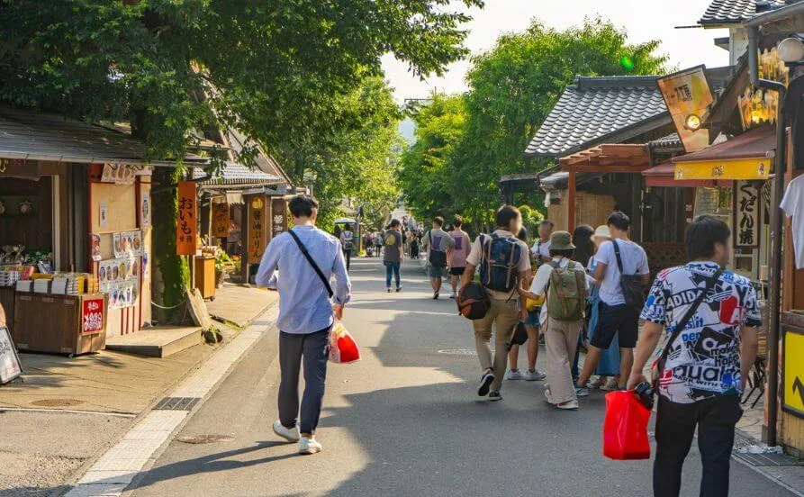 《寮費×食費無料》時給1,320円！本式着物着付け可能な方優遇（二部式経験者も歓迎😊👍）のおもてなしも学べるお仕事です。