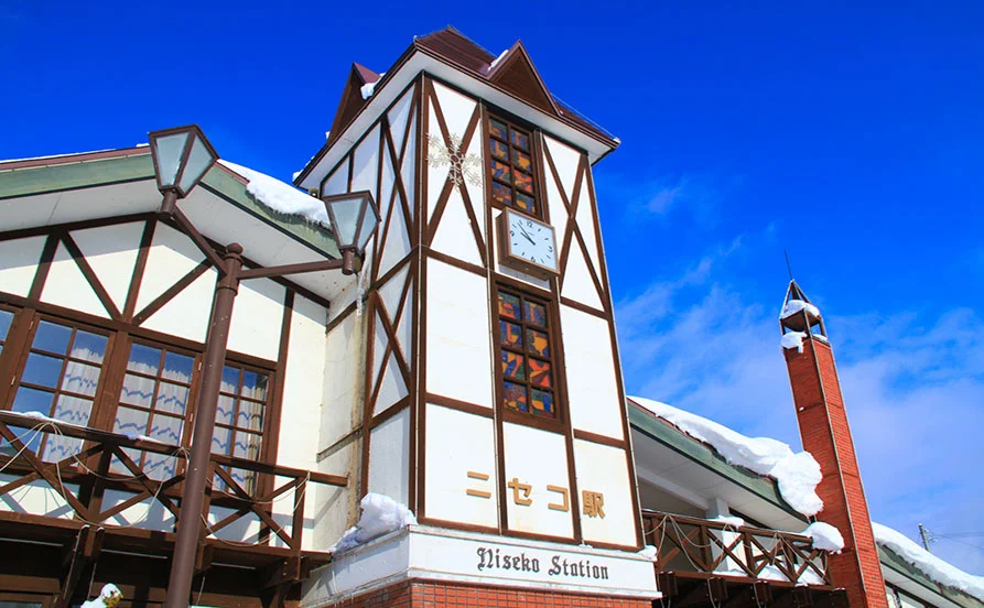 《北海道ニセコ！木のぬくもりに包まれる温泉旅館》寮費0円✨人気の館内寮で通勤も楽々です😊👍自然豊かなエリアでリゾートバイト！