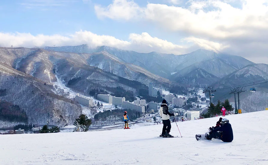＼新潟県苗場／短期リゾートバイトでました✨高時給！未経験者の応募OK