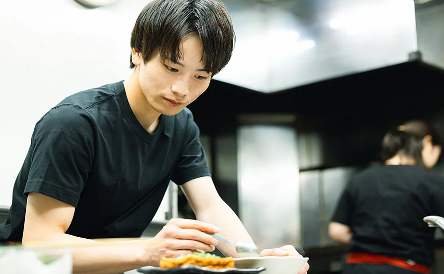 ＼北海道／Wi-Fi付き個室寮＋通し勤務で快適生活！富良野の郷土料理店で働こう【未経験者OK】