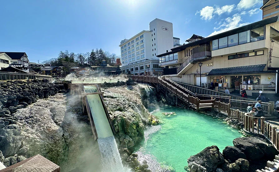 生活便利な温泉街ど真ん中勤務【草津温泉】個室寮＆寮費無料、徒歩圏内にお店も充実しています！