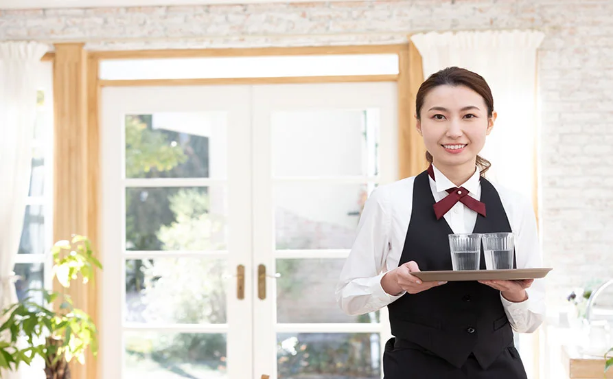 【GW短期×高時給×未経験OK】明るく開放的で優雅な雰囲気のホテルでリゾートバイトのお仕事です！