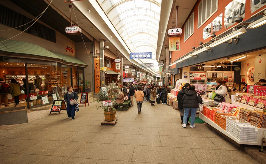 アクセス良好◎【熱海×大型ホテル】研修ありで安心スタート！人気の通しシフト求人