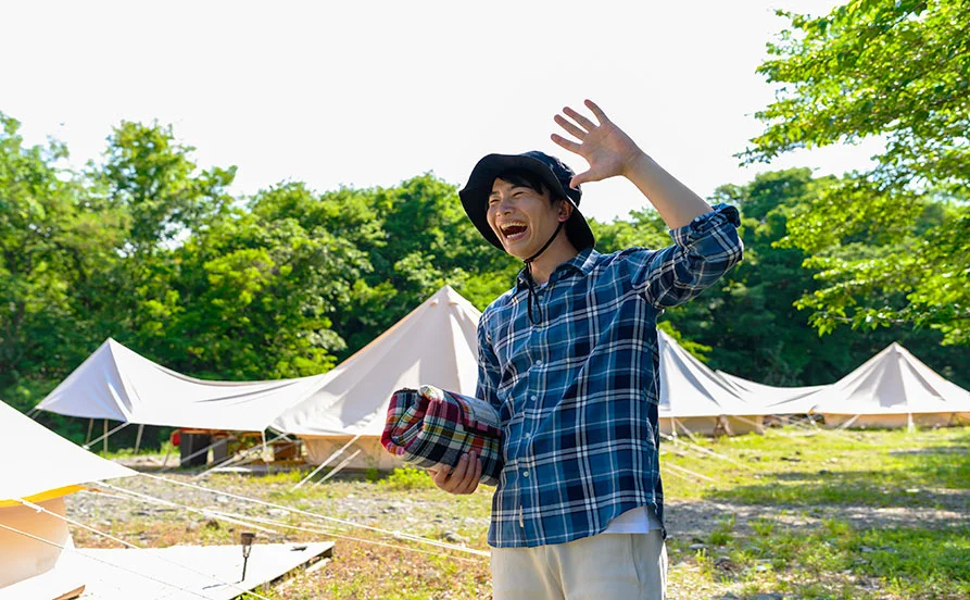 ＼レア❗／秋は森の中に佇むグランピング施設でアトラクションスタッフの募集🙌子供と遊ぶのが好きな人大歓迎♪