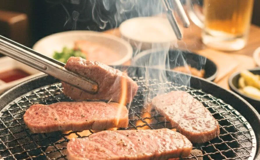 ＼憧れの石垣島🏝／未経験OK✨ビーチ徒歩圏内の焼肉店でリゾートバイト♪【250円でごはん食べられます】