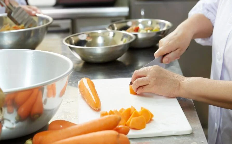 高時給🔥調理経験者必見！！寮費0円でアパートタイプの個室寮に住めちゃいます✨日用品の買い出しには送迎サービスもあり🚌