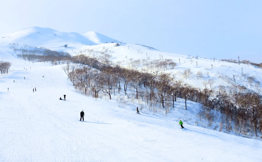 ＼未経験者歓迎／大人気！ニセコエリアの温泉宿でリゾートバイトの求人キター!!✨豊富な嬉しい特典満載🙌