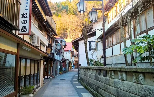 長野県・渋温泉☆情緒あふれる温泉街に佇む老舗旅館でリゾートバイトのお仕事です！