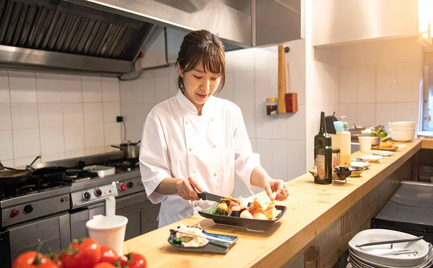 休日は指宿名物♨砂むし温泉へ🏖️【寮・食費無料＆生活環境◎】景色が自慢の老舗ホテルでリゾートバイト