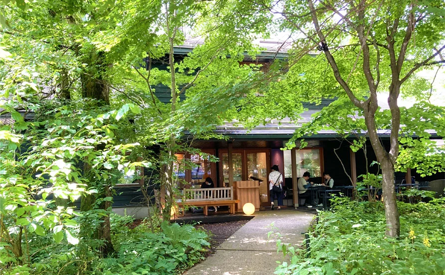 ＼9月から開始！／森の中に佇むホテルでリゾートバイトしませんか？寮は個室で綺麗✨【通し勤務】