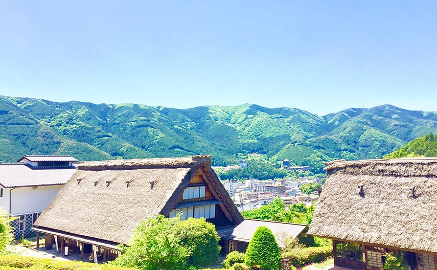 温泉街を一望✨職場は明るい雰囲気で活気があります🤗寮はTV・トイレ・バス・キッチン・冷蔵庫などすべて個室内にあります💕