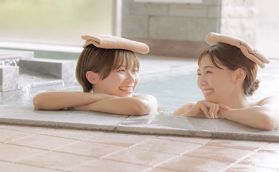 【茅葺き屋根が印象的】風情あふれる四万温泉求人♨ 非日常を感じながら働ける人気の老舗旅館です♪